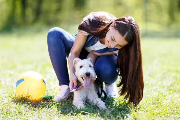 Portrait de belle jeune fille avec ses chiens — Photo