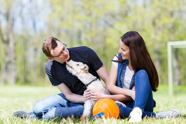 Joyeux jeune couple et chien — Photo