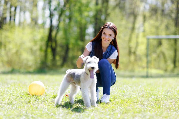 Retrato de bela jovem com seus cães — Fotografia de Stock