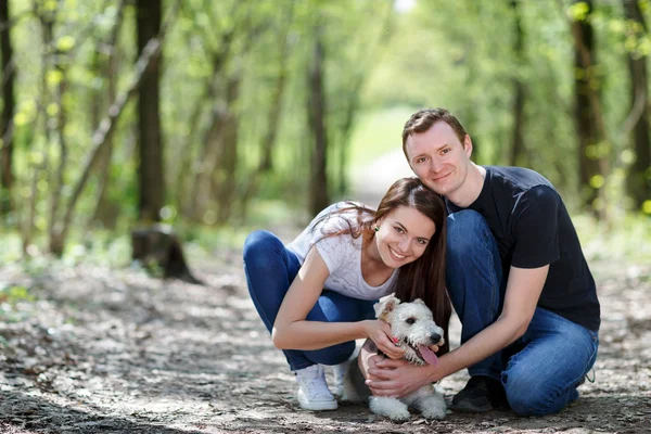 Gelukkige jonge paar en hond — Stockfoto