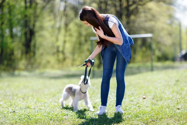 彼女の犬と美しい若い女の子の肖像画 — ストック写真