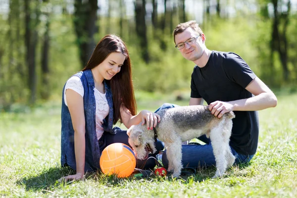 Joyeux jeune couple et chien — Photo