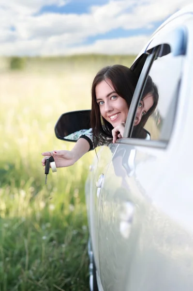 Ung kvinna kör bil — Stockfoto