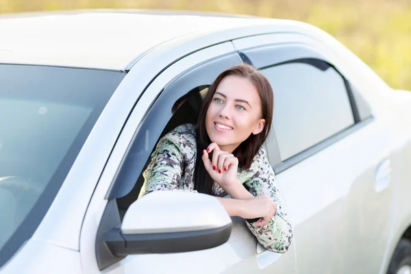 Jovem mulher dirigindo carro — Fotografia de Stock