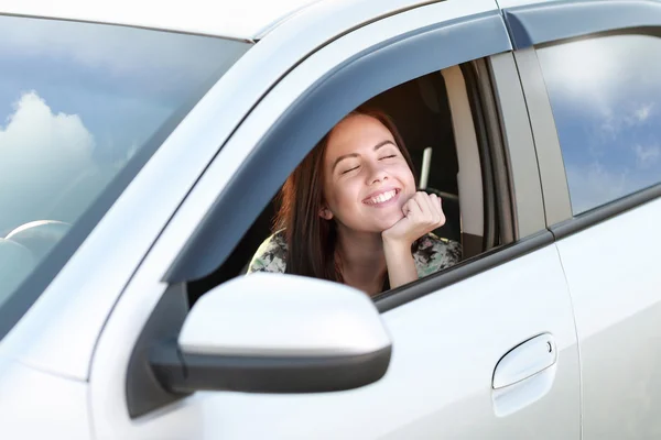 Jovem mulher dirigindo carro — Fotografia de Stock