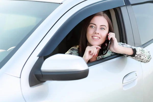 Jovem mulher dirigindo carro — Fotografia de Stock