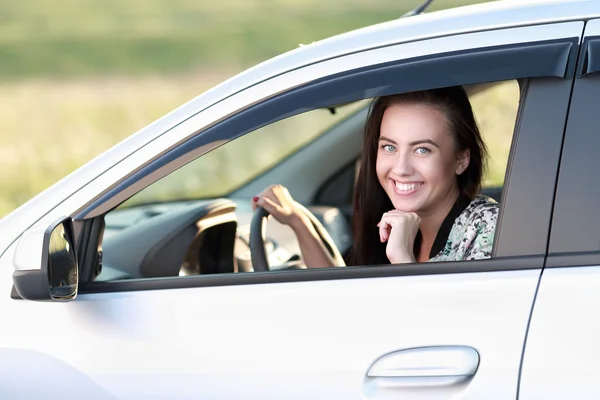 Jovem mulher dirigindo carro — Fotografia de Stock