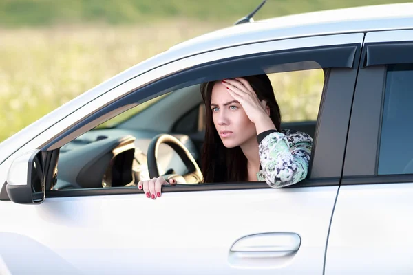 Jonge vrouw rijden auto — Stockfoto