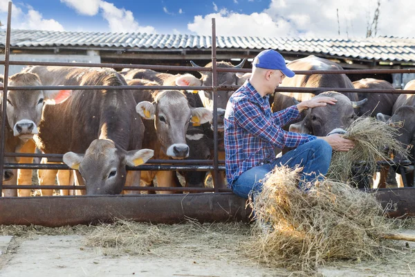 Hombre ranchero en una granja — Foto de Stock