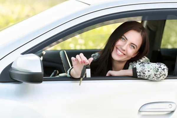 Jonge vrouw rijden auto — Stockfoto