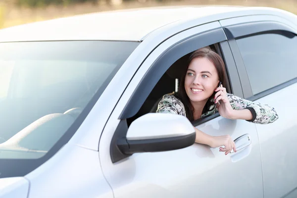 Mujer joven conduciendo coche —  Fotos de Stock