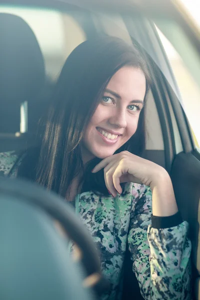 Giovane donna guida auto — Foto Stock