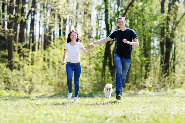 Feliz jovem casal e cão — Fotografia de Stock