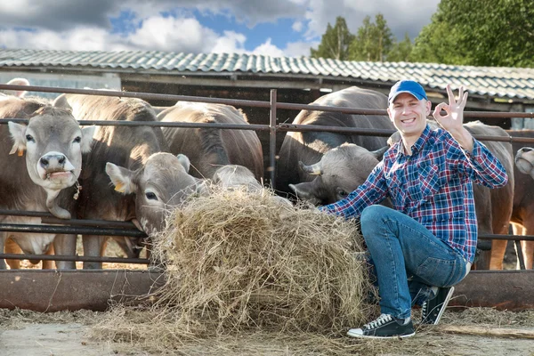 Férfi farmer egy gazdaságban — Stock Fotó