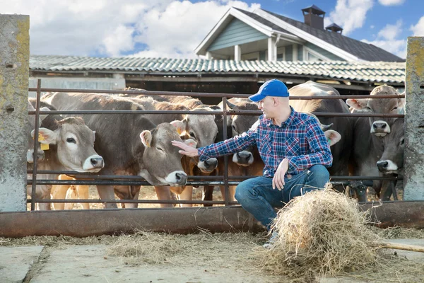 Férfi farmer egy gazdaságban — Stock Fotó