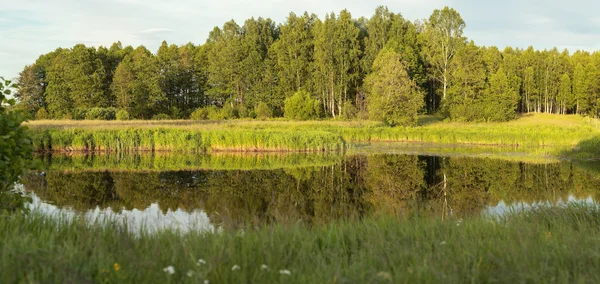 Eau surface lisse du lac — Photo