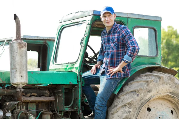 Трактор для фермеров в сельской местности — стоковое фото