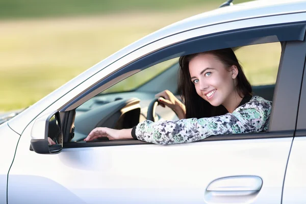 Mladá žena řízení auto — Stock fotografie