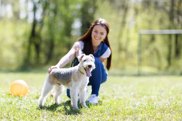彼女の犬と美しい若い女の子の肖像画 — ストック写真
