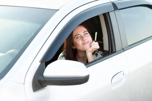 Mujer joven conduciendo coche — Foto de Stock