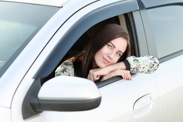 Mladá žena řízení auto — Stock fotografie