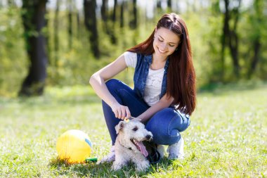 güzel genç kız onun köpekleri ile portresi  
