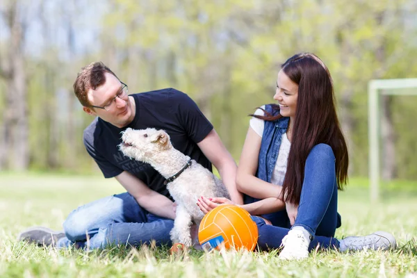 Happy young couple and  dog — Stock Photo, Image