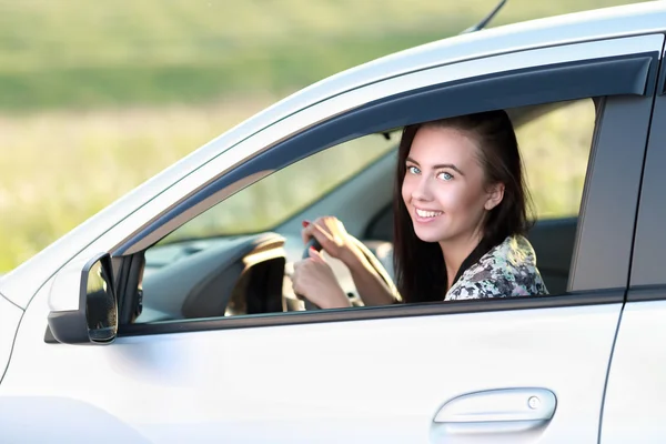 Jonge vrouw rijden auto — Stockfoto