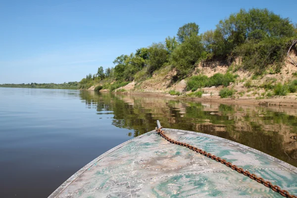 Boot drijft op het water — Stockfoto