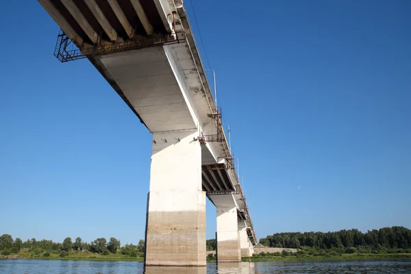 Ponte sobre o rio — Fotografia de Stock