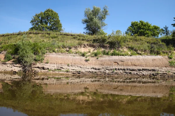 Ribera del río contra un cielo azul —  Fotos de Stock