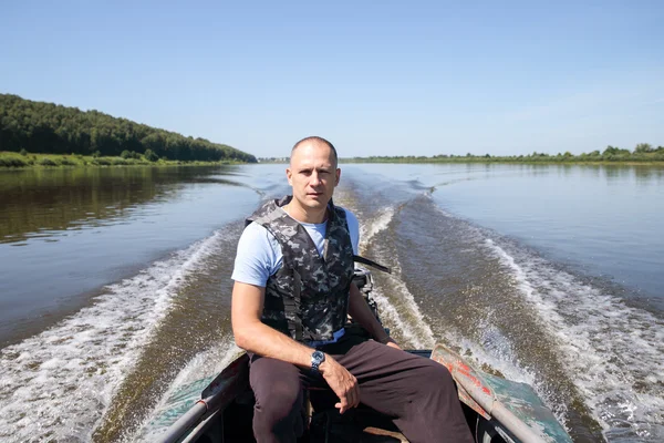 Pêcheur mâle sur le bateau — Photo