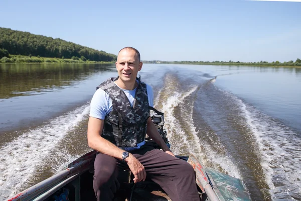 Pescador en paseos en barco en el río —  Fotos de Stock