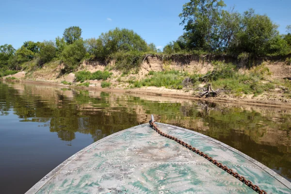 Boot drijft op het water — Stockfoto