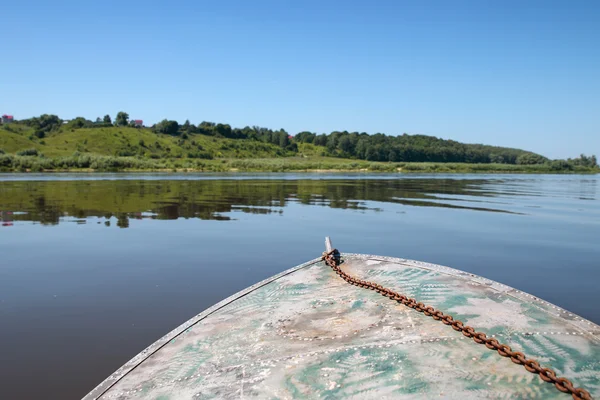 Barco flutua na água — Fotografia de Stock