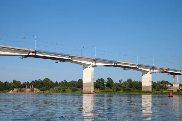 Duży most nad rzeką — Zdjęcie stockowe