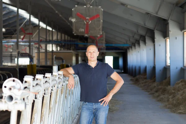 Mužský rančer na farmě — Stock fotografie