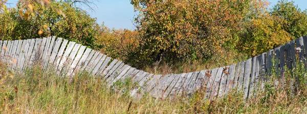 Witte houten hek van gebroken — Stockfoto