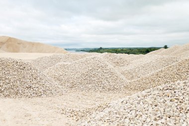 Taş ve moloz yığını