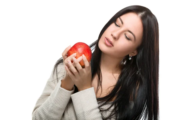 Niedliche junge Frau hält roten Apfel während — Stockfoto