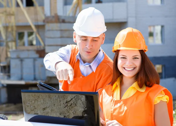 Portret van mannelijke Architect en vrouw bespreken Plan — Stockfoto