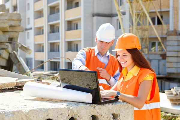 Portret van mannelijke Architect en vrouw bespreken Plan — Stockfoto