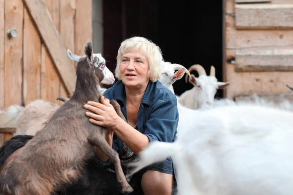 Mulher agricultora com cabras — Fotografia de Stock