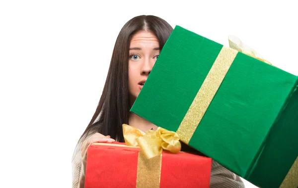 Chica sosteniendo una gran caja de regalo — Foto de Stock