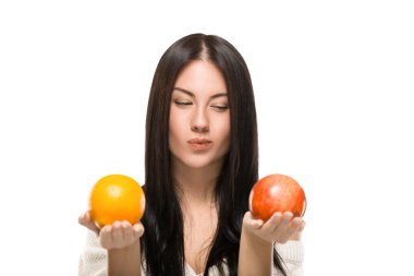 narenciye tutan kız