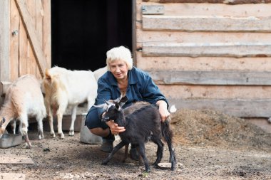 Keçi ile kadın çiftçi