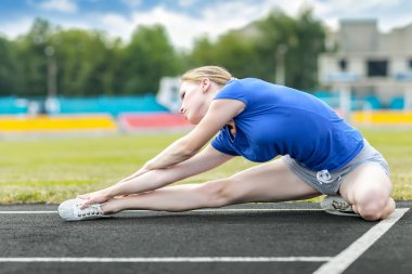 güzel kadının bir Stadı'nda çekirdek iş yapması