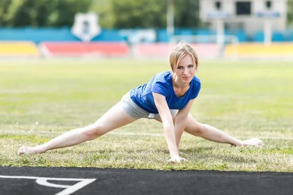 Belle femme faisant de l'entraînement de base dans un stade — Photo