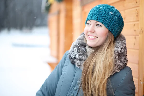 Portret van een meisje in de winter — Stockfoto