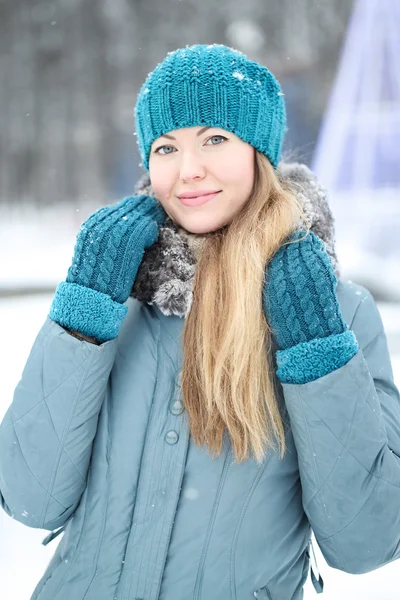 Porträt eines Mädchens im Winter — Stockfoto